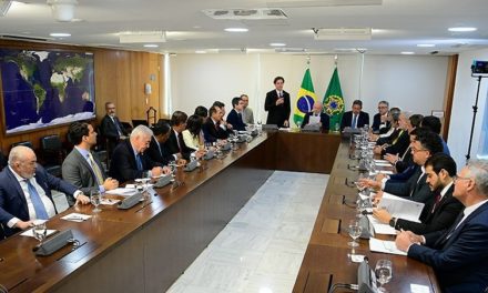 Parlamentares entregam a Lula decreto que valida intervenção na segurança do DF